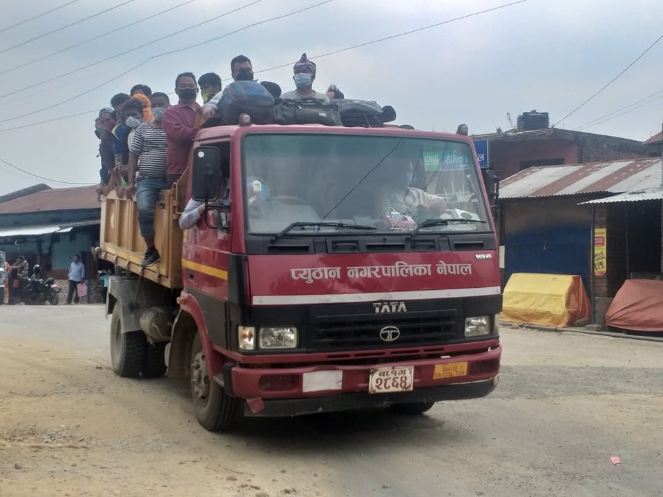 काठमाण्डौँकालाई डिलक्स एसी बस, भारतबाट आउनेलाई फोहोर बोक्ने गाडी !