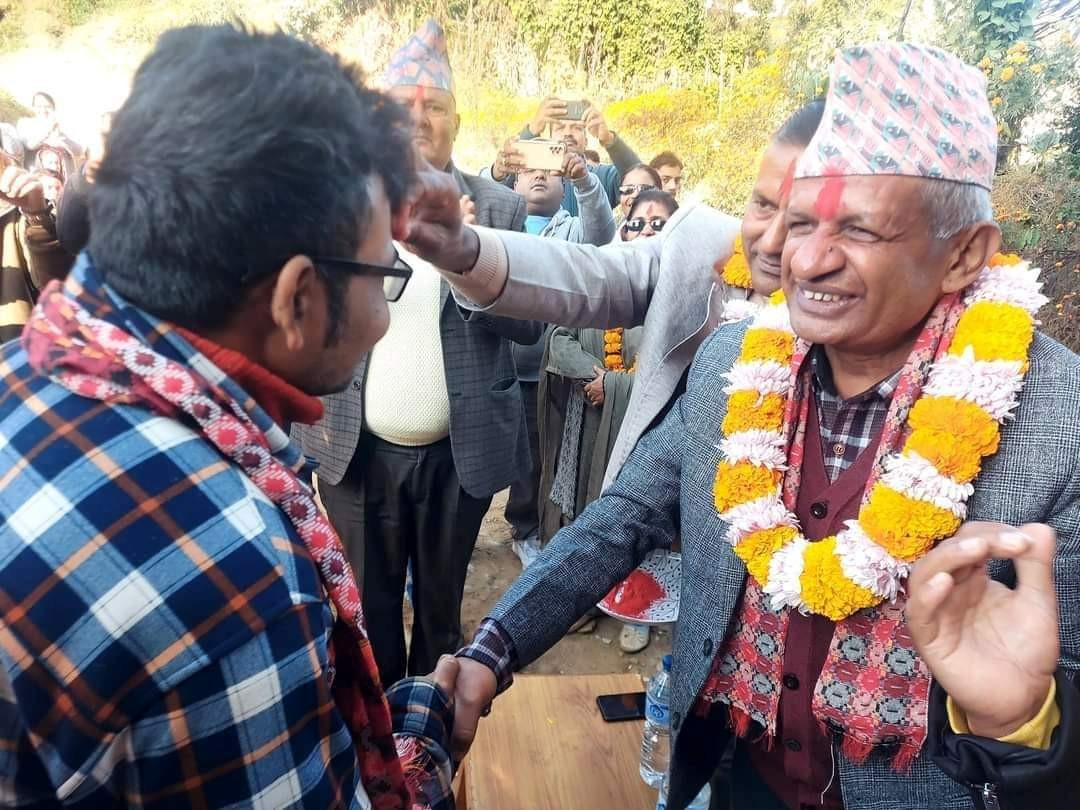 मतदाताको घरदैलोमा पुगेर प्रदिप ज्ञवालीले भने,‘यति धेरै मायाँ र विश्वास पाएको छु, कहिल्यै टुट्न दिनेछैन्’