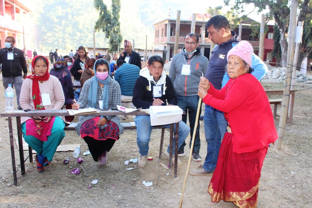 प्यूठानमा ५५ प्रतिशत मात्र मत खस्यो, अत्यधिक महिला सहभागीता (फोटो फिचर)